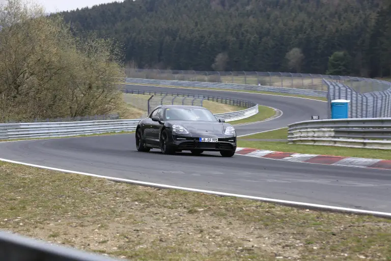 Nuova Porsche Taycan Sport Turismo 2020 - Le foto al Nurburgring - 14