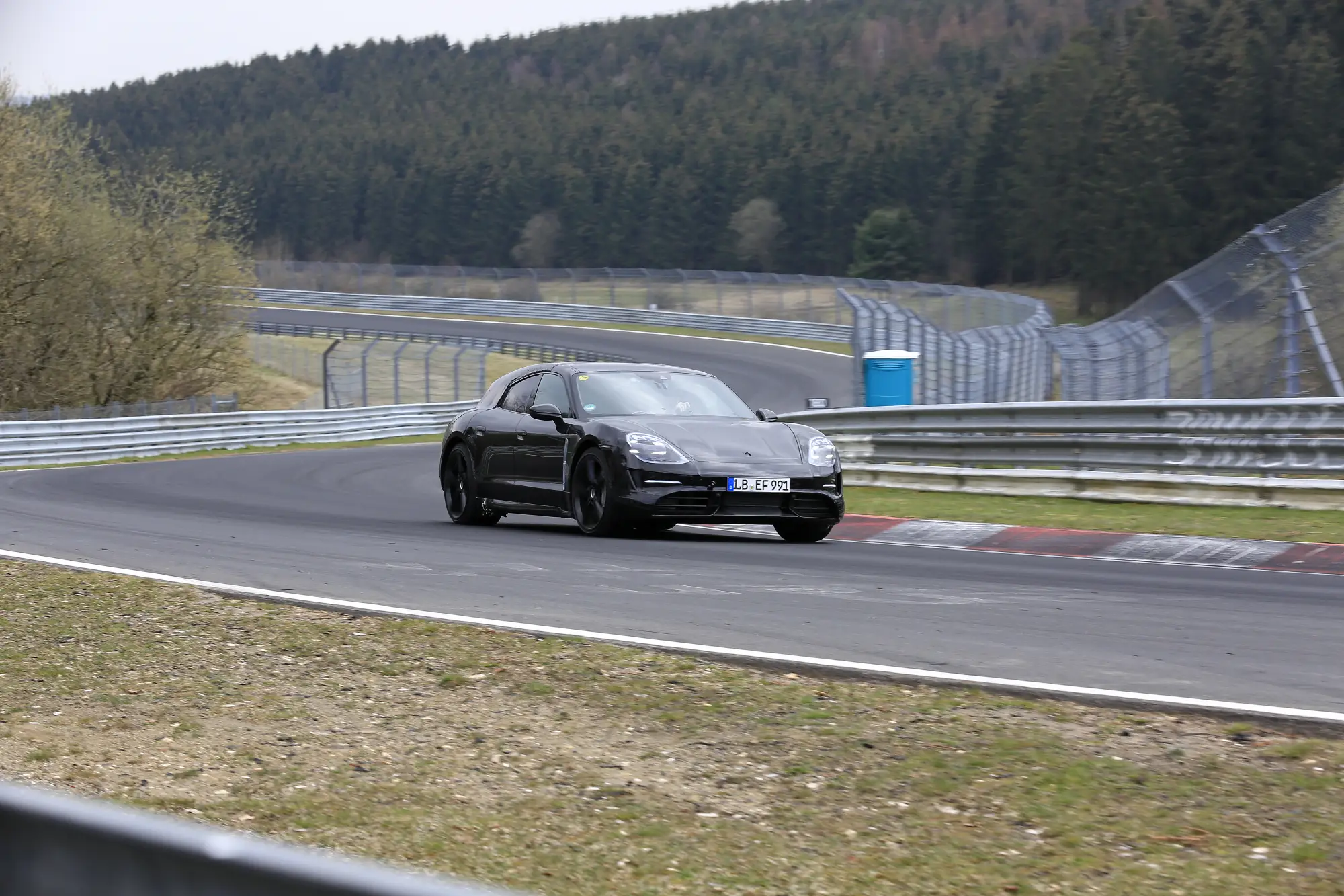 Nuova Porsche Taycan Sport Turismo 2020 - Le foto al Nurburgring - 15