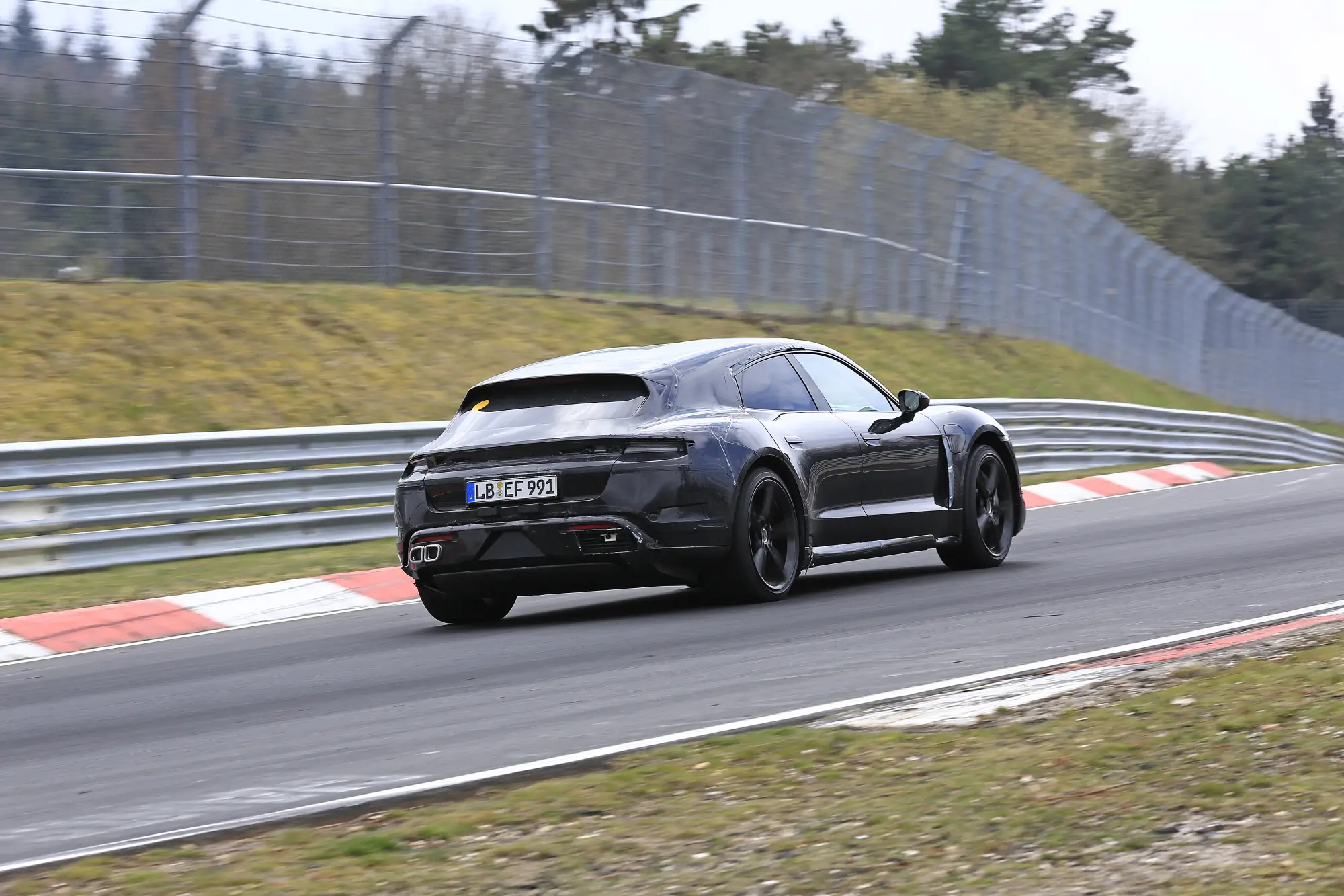 Nuova Porsche Taycan Sport Turismo 2020 - Le foto al Nurburgring - 18