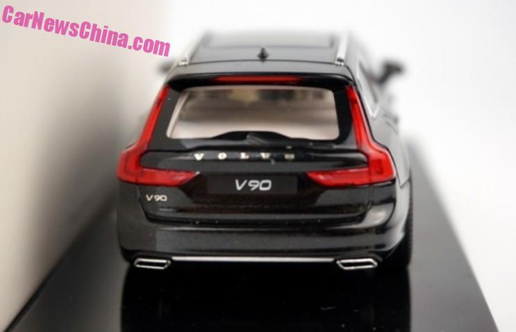 Nuova Volvo V90 Liquid Blue