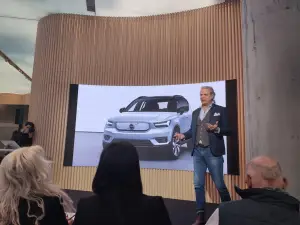 Nuova Volvo XC40 Recharge 
