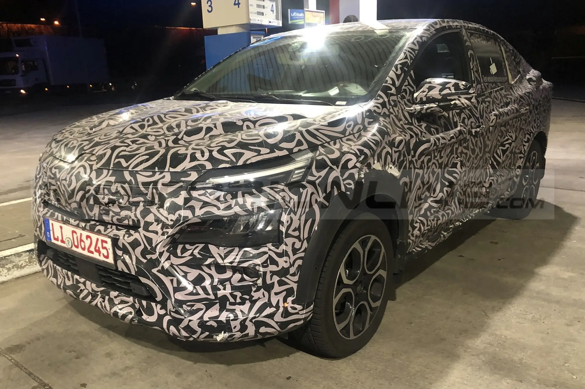 Nuovo Renault Arkana - Foto Spia 29-03-2022 - 7