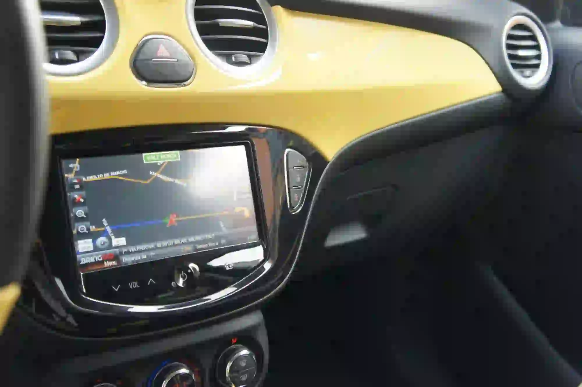 Opel-Adam-Slam-100cv-IntelliLink-Interni - 12