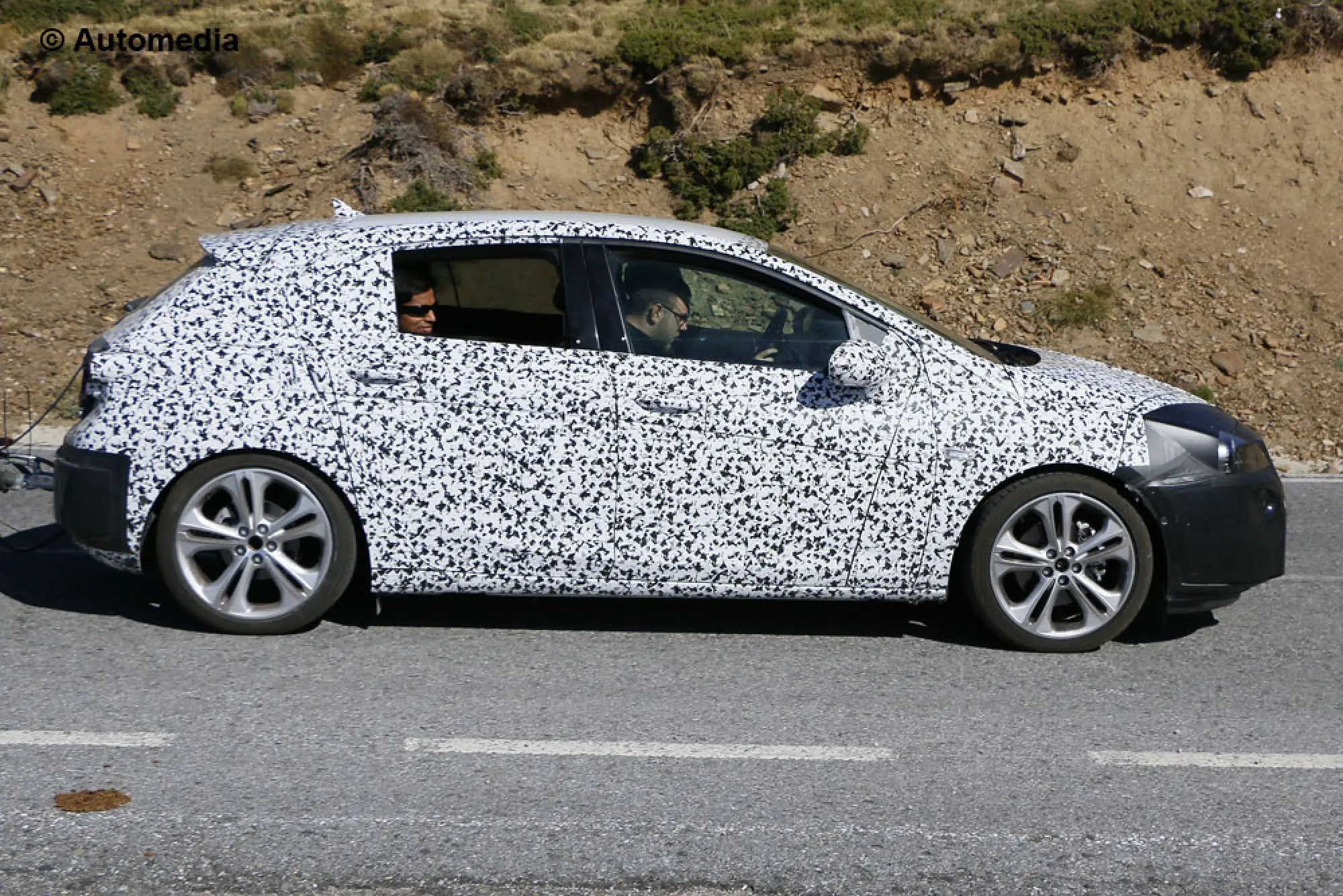 Opel Astra 2015 - Foto spia 20-10-2014 - 4