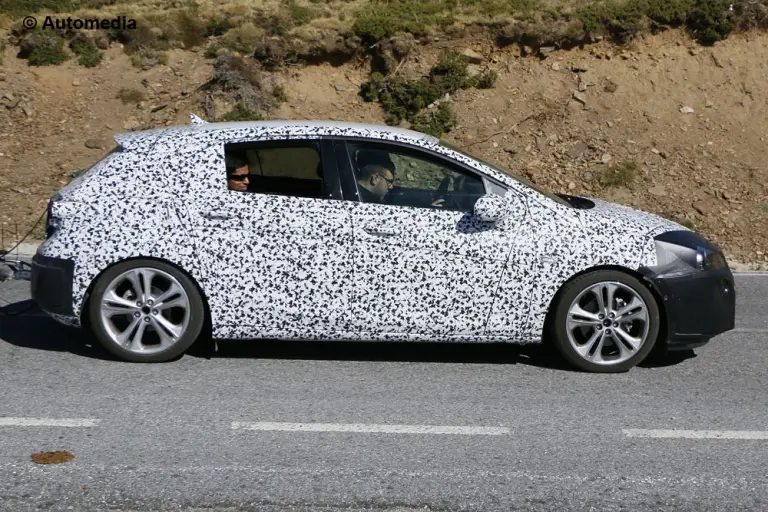 Opel Astra 2015 - Foto spia 20-10-2014 - 4