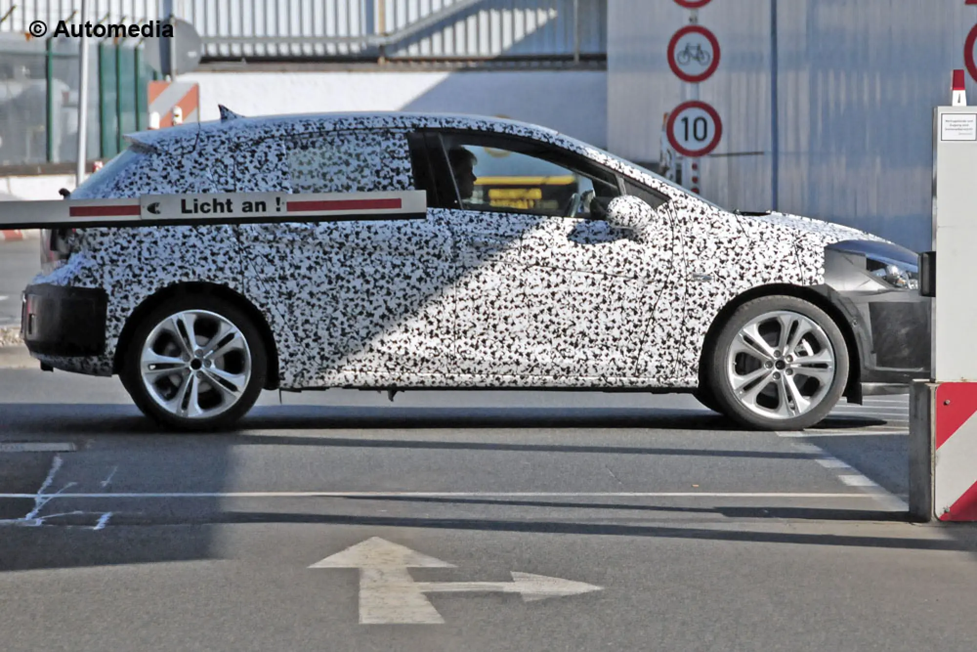Opel Astra 2015 - Foto spia 30-04-2014 - 4