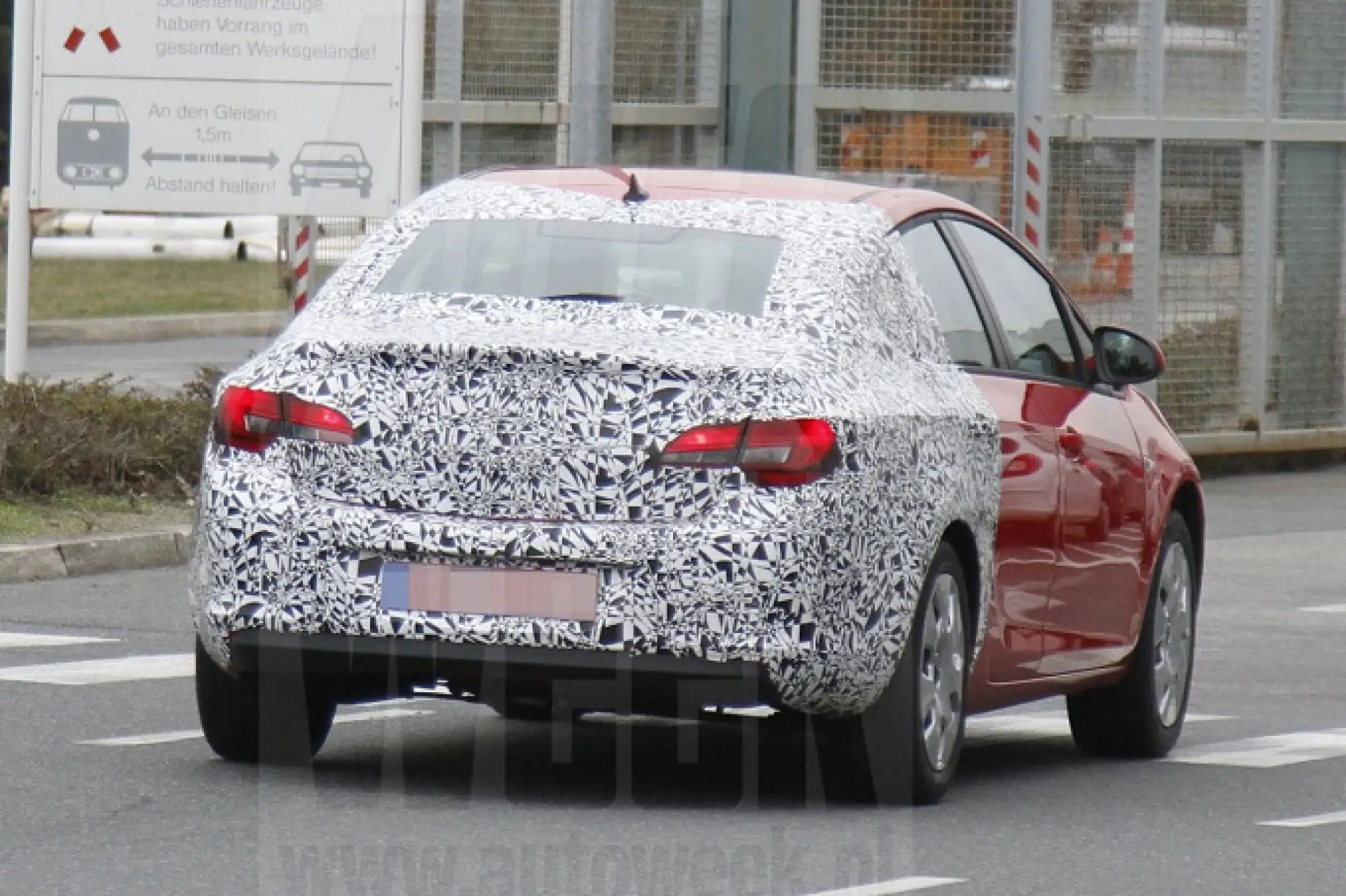 Opel Astra berlina foto spia marzo 2012 - 1