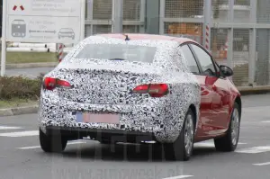 Opel Astra berlina foto spia marzo 2012 - 1