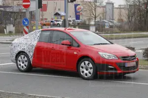 Opel Astra berlina foto spia marzo 2012 - 2