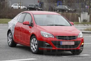 Opel Astra berlina foto spia marzo 2012 - 3