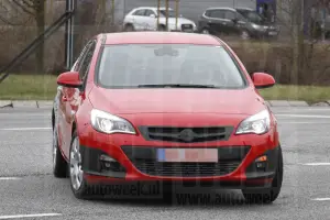 Opel Astra berlina foto spia marzo 2012 - 4
