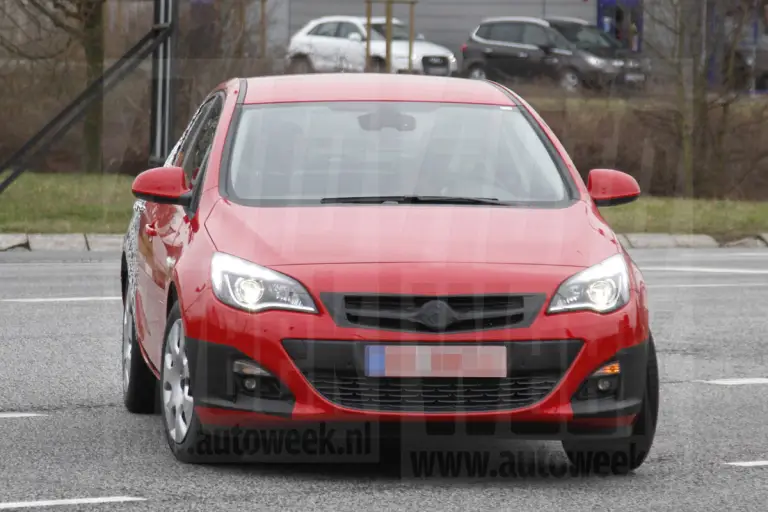 Opel Astra berlina foto spia marzo 2012 - 4