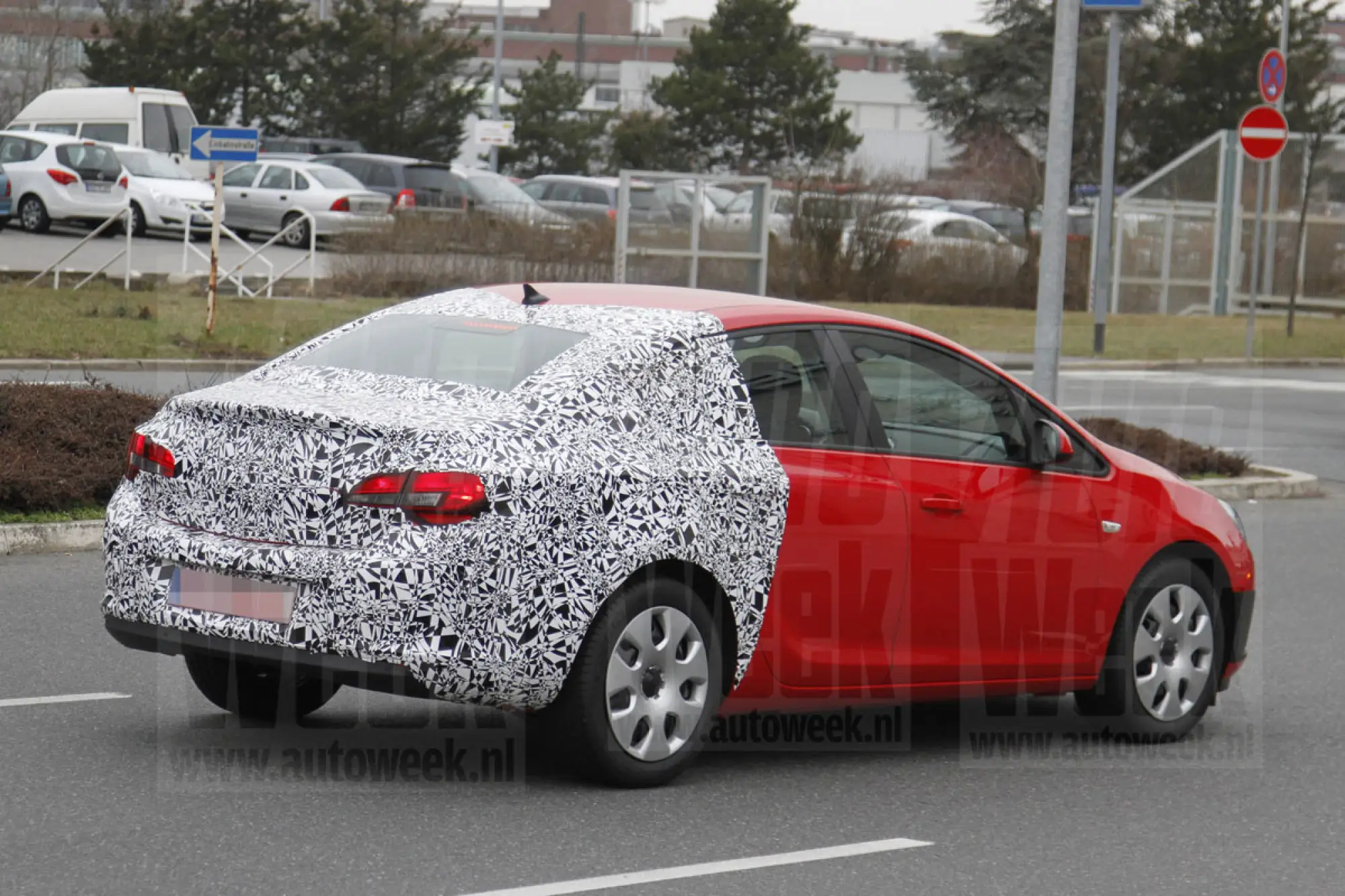 Opel Astra berlina foto spia marzo 2012 - 5
