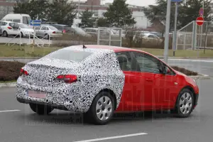 Opel Astra berlina foto spia marzo 2012 - 5