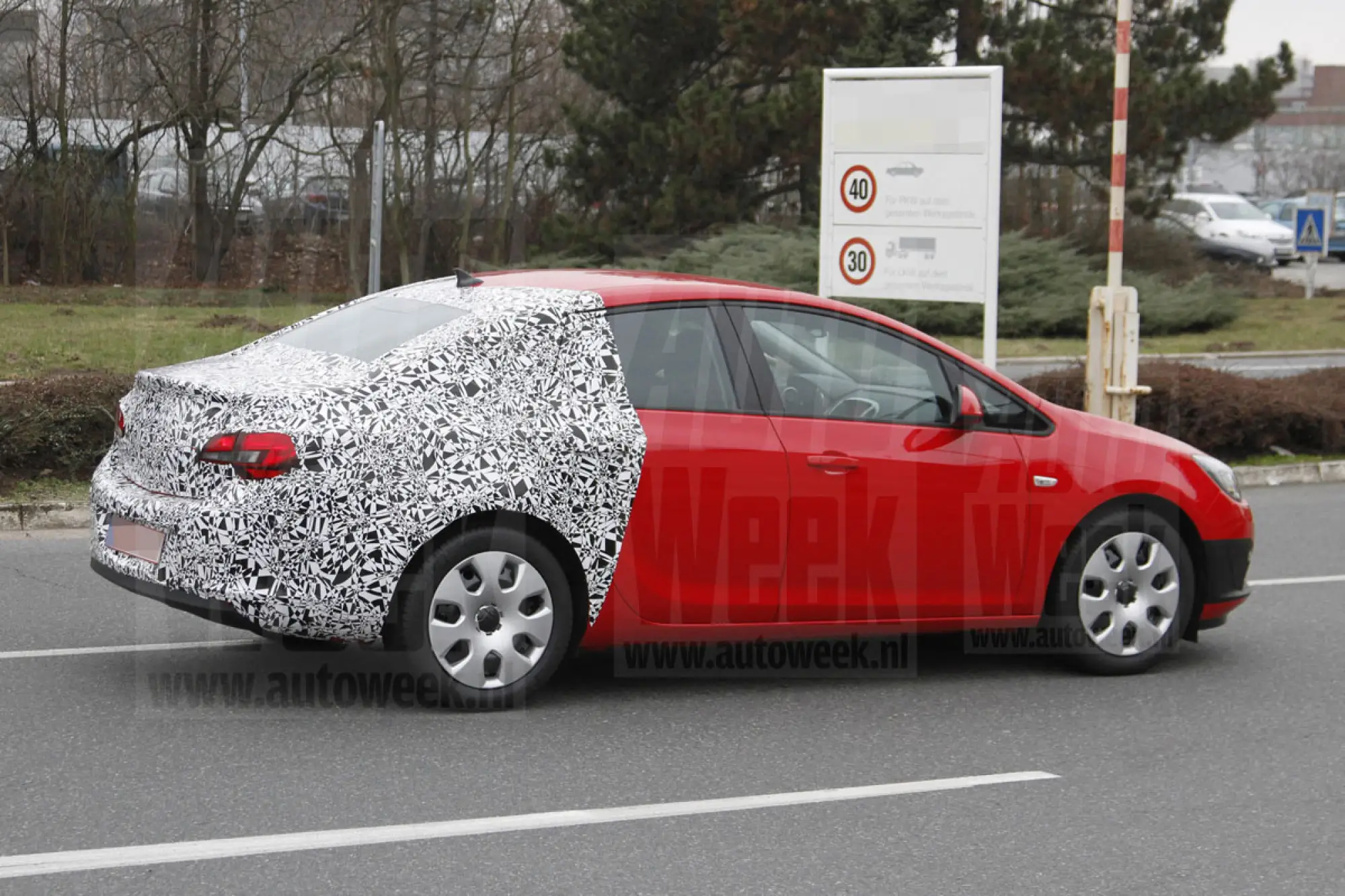 Opel Astra berlina foto spia marzo 2012 - 6