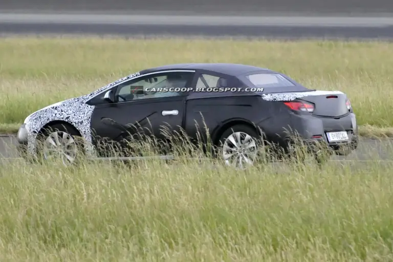 Opel Astra cabrio 2013 - Foto spia 15-06-2011 - 2