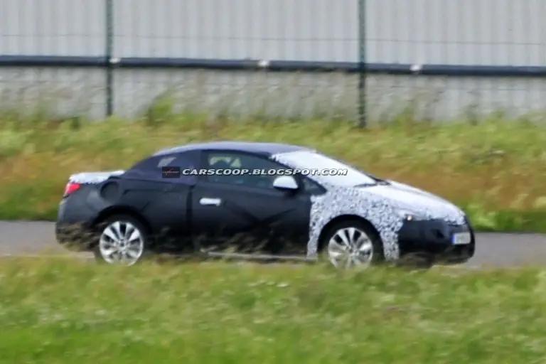 Opel Astra cabrio 2013 - Foto spia 15-06-2011 - 15