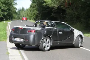 Opel Astra Cabriolet 2013 foto spia agosto 2011 (1) - 6