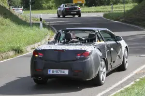 Opel Astra Cabriolet 2013 foto spia agosto 2011 (1)