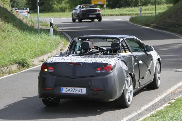 Opel Astra Cabriolet 2013 foto spia agosto 2011 (1) - 10