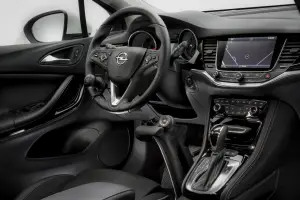 Opel Astra con comandi manuali per disabili - 4