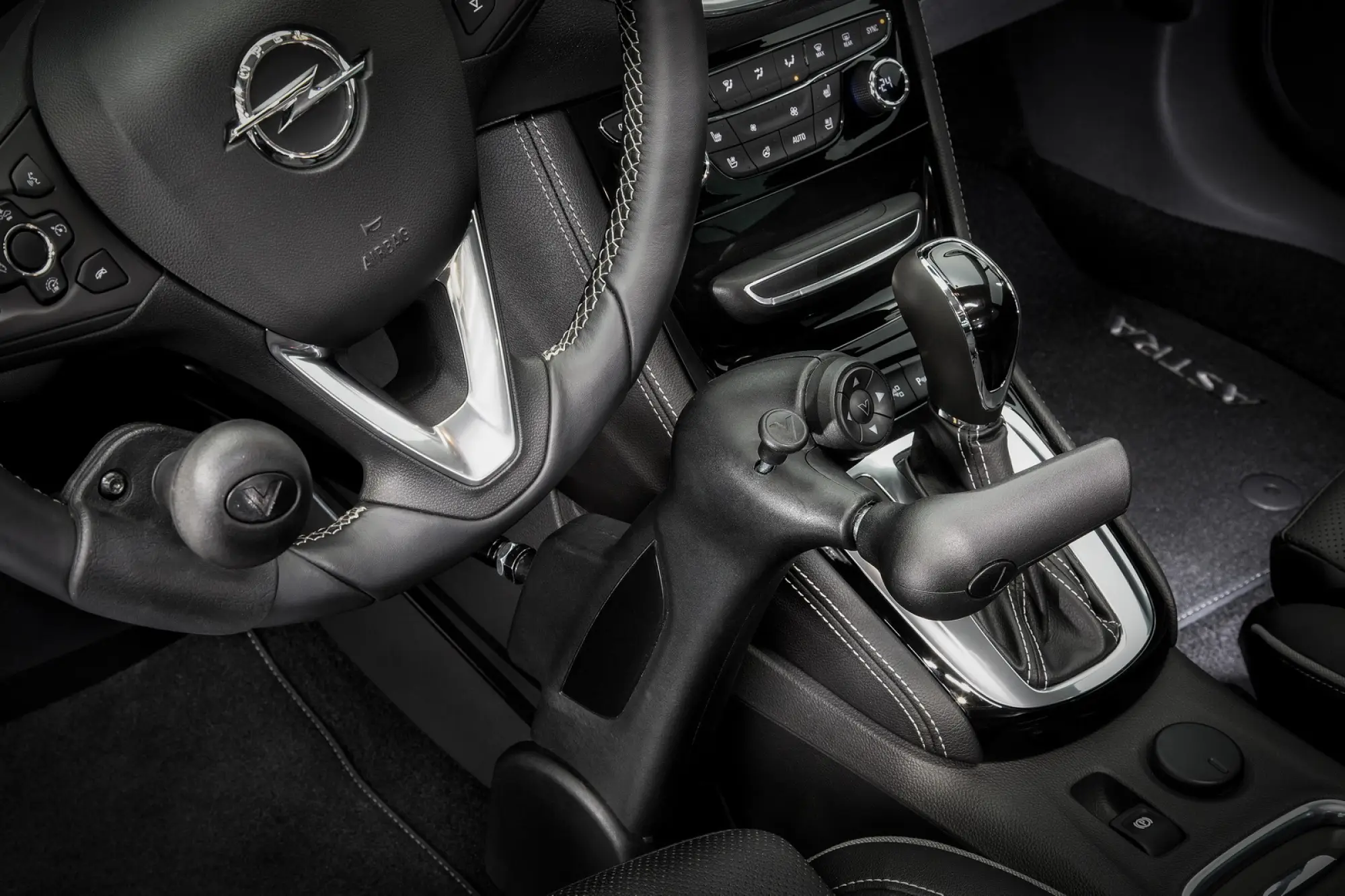 Opel Astra con comandi manuali per disabili - 6
