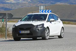 Opel Astra foto spia 19 giugno 2018