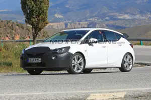 Opel Astra foto spia 19 giugno 2018 - 2