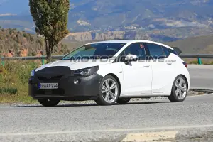 Opel Astra foto spia 19 giugno 2018