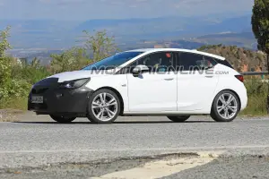 Opel Astra foto spia 19 giugno 2018