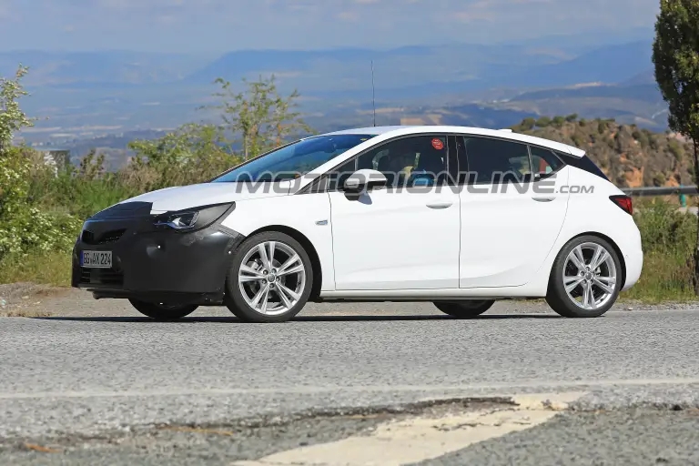 Opel Astra foto spia 19 giugno 2018 - 3