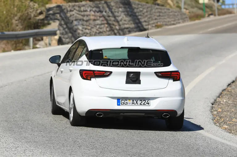 Opel Astra foto spia 19 giugno 2018 - 7