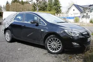 Opel Astra - Foto spia 28-04-10 - 2