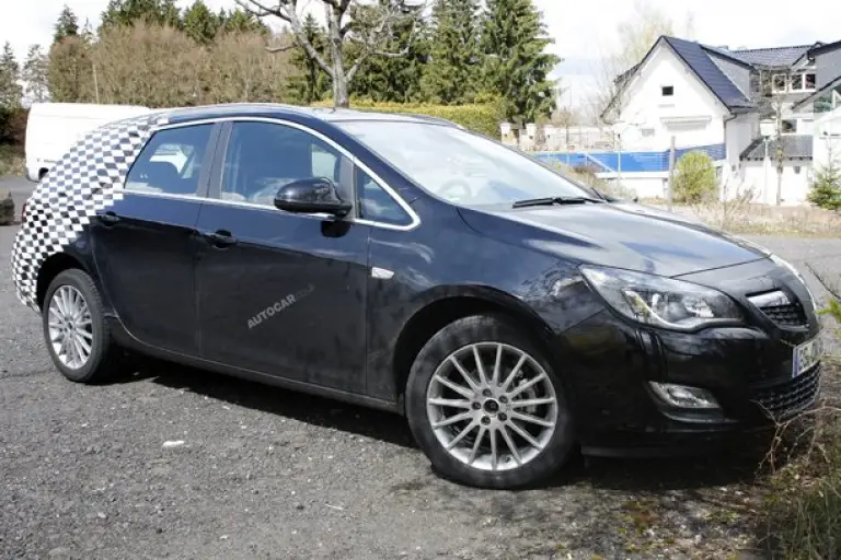 Opel Astra - Foto spia 28-04-10 - 2