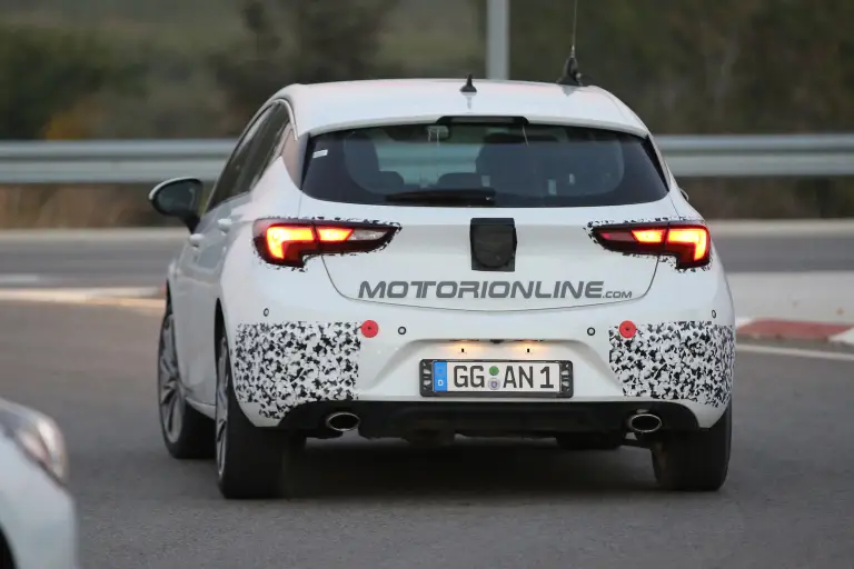 Opel Astra GSI - Foto spia 15-12-2015 - 9