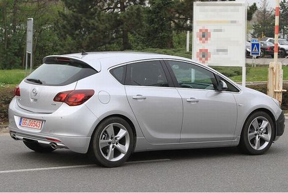 Opel Astra GSi: foto spia