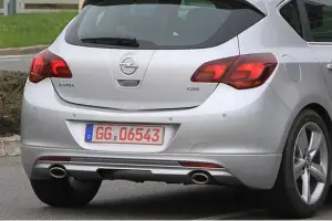 Opel Astra GSi: foto spia