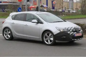Opel Astra GSi: foto spia - 2