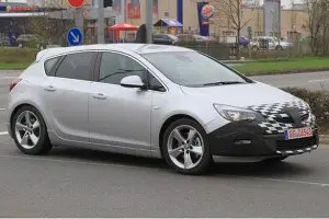 Opel Astra GSi: foto spia