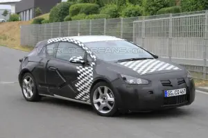 Opel Astra GTC - Foto spia 22-06-2010 - 1