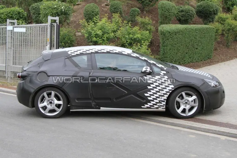 Opel Astra GTC - Foto spia 22-06-2010 - 4