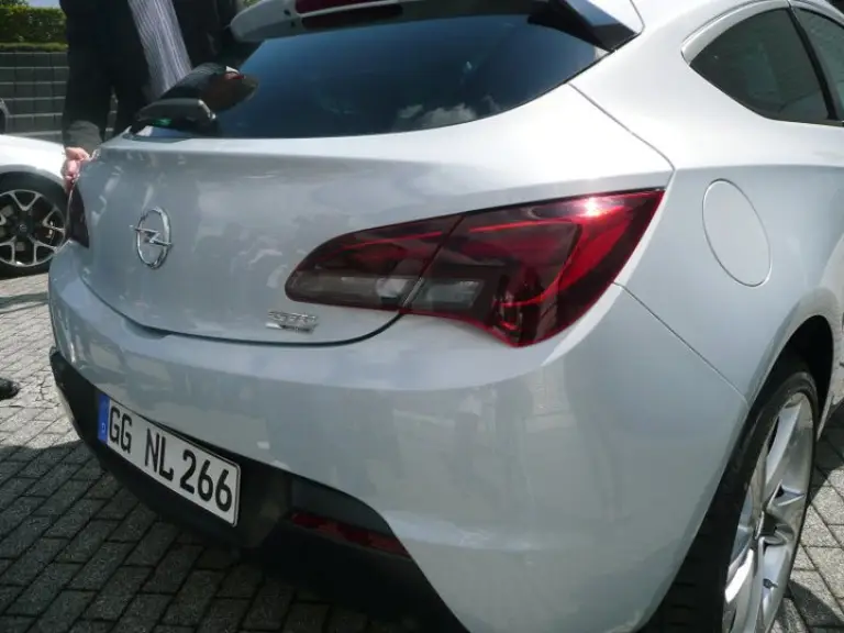 Opel Astra GTC - Russelsheim - 8 luglio 2011 - 2