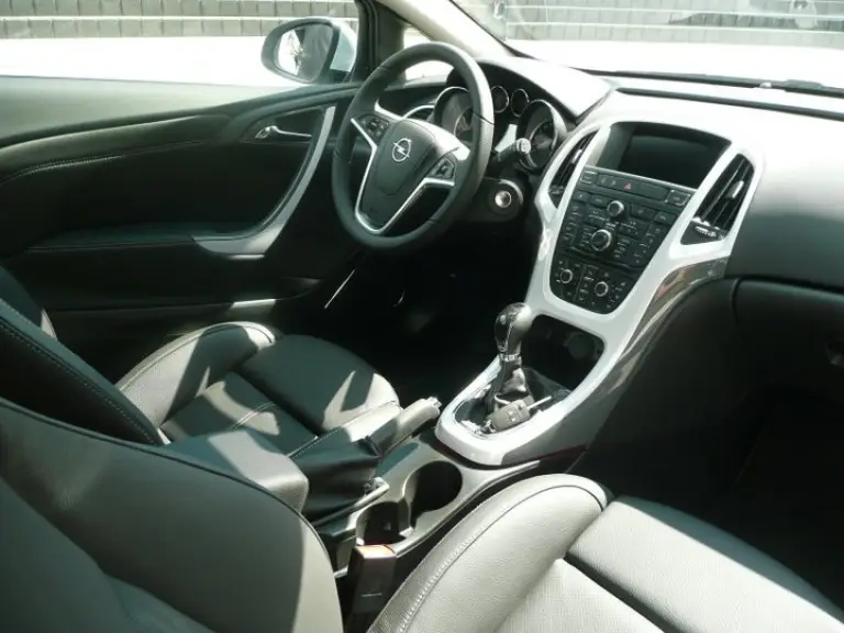 Opel Astra GTC - Russelsheim - 8 luglio 2011 - 3