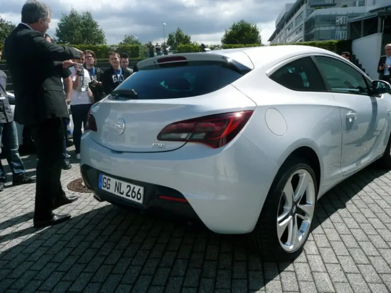 Opel Astra GTC - Russelsheim - 8 luglio 2011 - 11