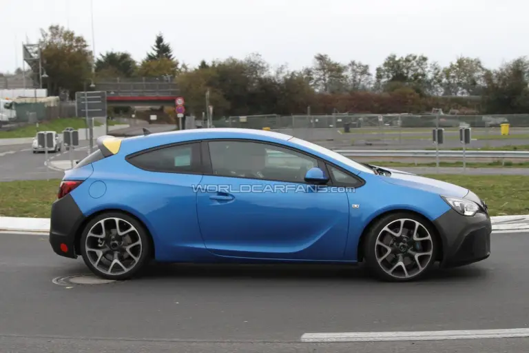 Opel Astra OPC 2012 - Foto spia 28-10-2011 - 2