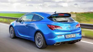 Opel Astra OPC 2012 nuove immagini ufficiali