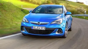 Opel Astra OPC 2012 nuove immagini ufficiali