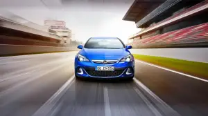 Opel Astra OPC 2012 nuove immagini ufficiali