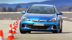 Opel Astra OPC 2012 nuove immagini ufficiali