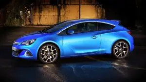 Opel Astra OPC 2012 nuove immagini ufficiali